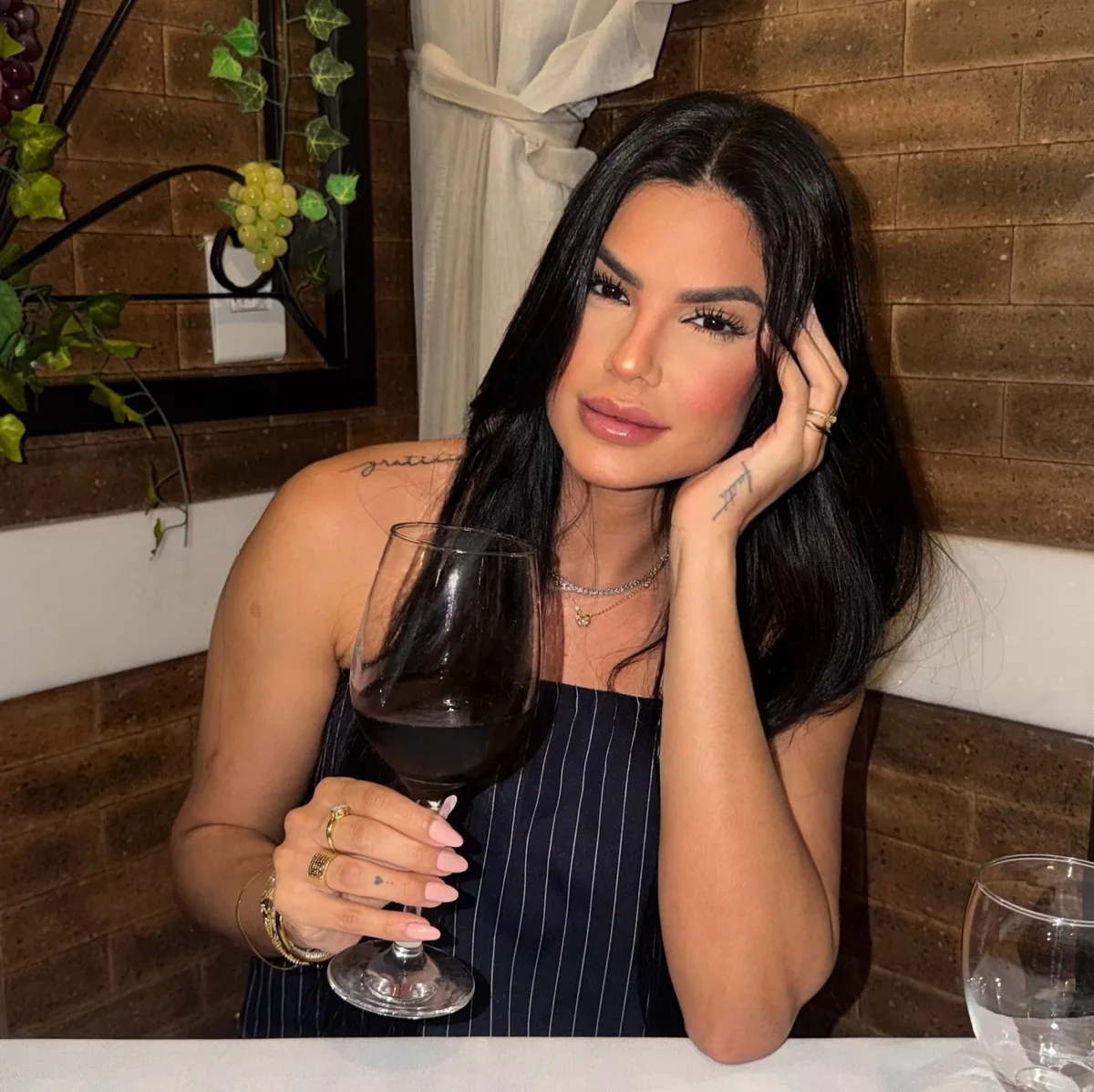 Victória Andrade em retrato lifestyle durante um jantar