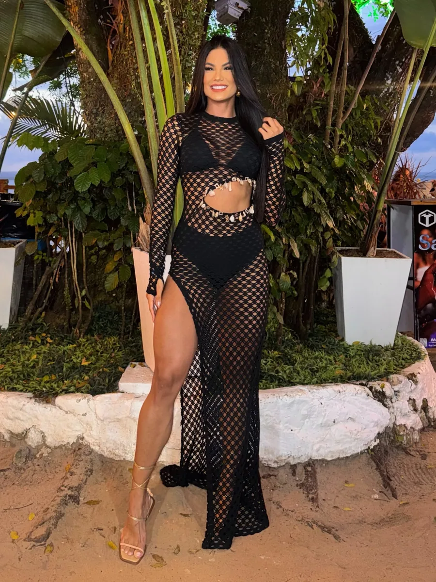 Victória Andrade em produção editorial noturna com vestido preto