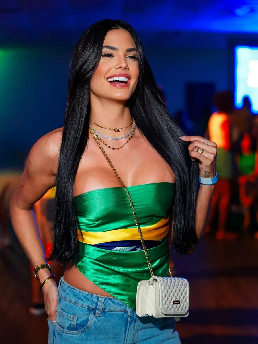 Victória Andrade sorrindo em um evento